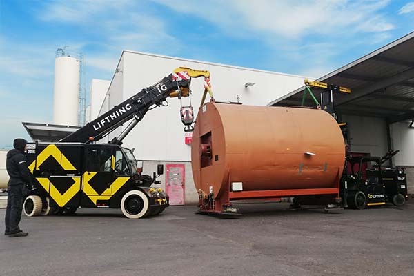 A Dance of Precision with Lorry Crane Lifting